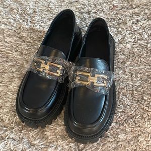 BRAND NEW UNWORN Lattelier leather loafers with chain, size 8 in black